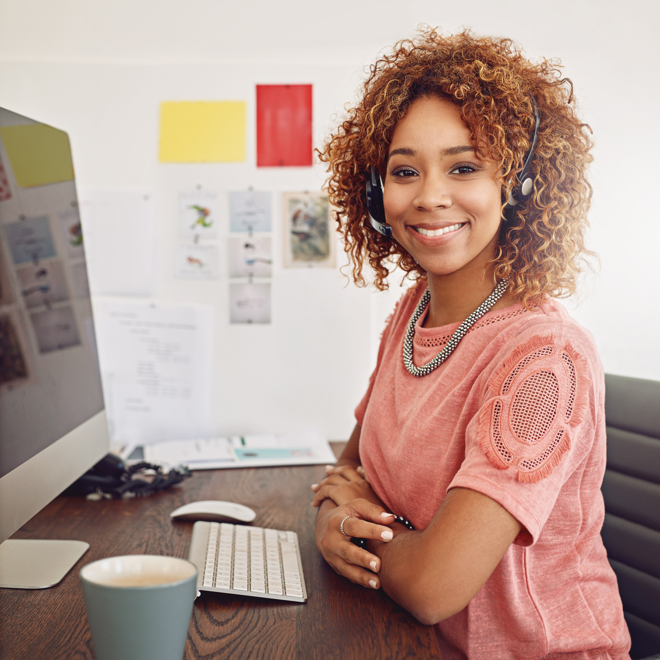 todays forecast 100 chance winning shot call centre agent sitting her computer Service de Correction de Bug pour Sites Internet